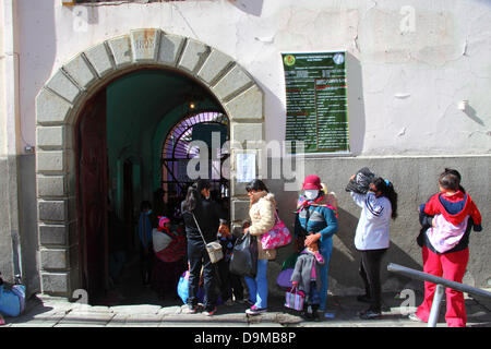 La Paz, Bolivie.22 juin 2013.Les familles attendent dans la file d'attente devant l'entrée principale de la prison de San Pedro pour rendre visite à des parents emprisonnés. Banque D'Images