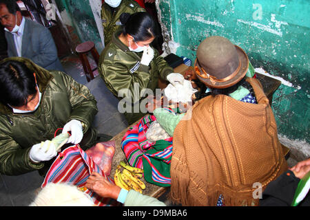 La Paz, Bolivie. 22 juin 2013. Une femme aymara ou cholita a ses affaires fouillés par la police avant de visiter des proches emprisonnés dans la prison de San Pedro. Banque D'Images