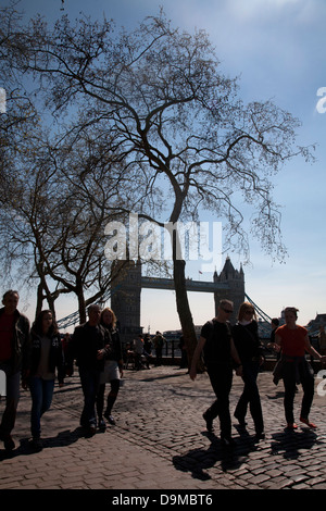 Les touristes le Tower Bridge London England Banque D'Images