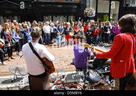 Dublin, Irlande. 22 juin 2013. Pop rock band Keywest Dublin busks dans Grafton Street. Meteor Awards nommé pop rock band Keywest à partir de Dublin se produit régulièrement en Dublin, Grafton street, d'amener leur musique pour les fans et de vendre des albums. Crédit : Michael Debets/Alamy Live News Banque D'Images