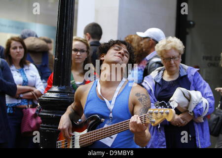 Dublin, Irlande. 22 juin 2013. Sam Marder, bassiste du groupe de rock pop Dublin Keywest, busks dans Grafton Street. Meteor Awards nommé pop rock band Keywest à partir de Dublin se produit régulièrement en Dublin, Grafton street, d'amener leur musique pour les fans et de vendre des albums. Crédit : Michael Debets/Alamy Live News Banque D'Images