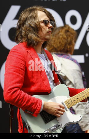 Dublin, Irlande. 22 juin 2013. James Lock, guitare et chant pour le Dublin pop rock band Keywest, busks dans Grafton Street. Meteor Awards nommé pop rock band Keywest à partir de Dublin se produit régulièrement en Dublin, Grafton street, d'amener leur musique pour les fans et de vendre des albums. Crédit : Michael Debets/Alamy Live News Banque D'Images