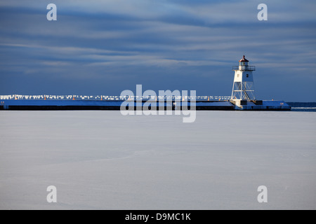 Tôt le matin voir de Breakwater lighthouse et légèrement brillante câbles couvertes de glace en hiver. Grand Marais, Minnesota. Banque D'Images