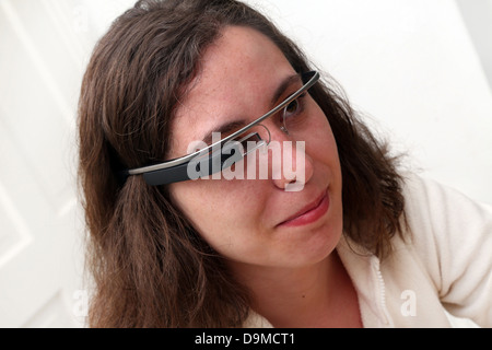 Femme portant Google glass qui peuvent prendre des photos, vidéos et flux vidéo avec Banque D'Images