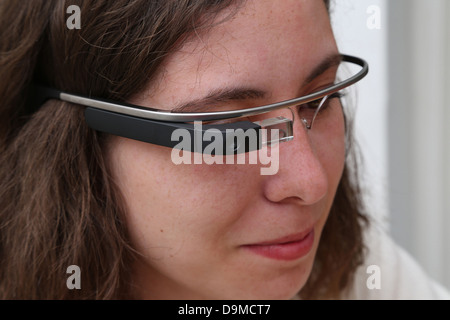 Femme portant Google glass qui peuvent prendre des photos, vidéos et flux vidéo avec Banque D'Images