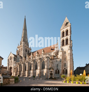 Cathédrale Saint Nazaire Autun Bourgogne France avec flèche gothique vu de la Place St Louis spire gothique et romane montrant remorquer Banque D'Images