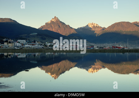 Lumière du soir sur le mont Olivia et d'autres sur Ushuaia, Argentine Banque D'Images