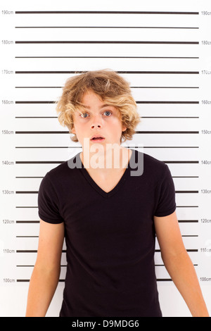 Choqué teen boy police prise mug shot Banque D'Images