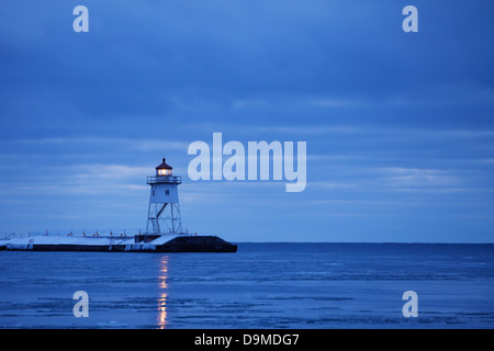 Grand Marais, Minnesota breakwater phare sur un matin d'hiver. Banque D'Images