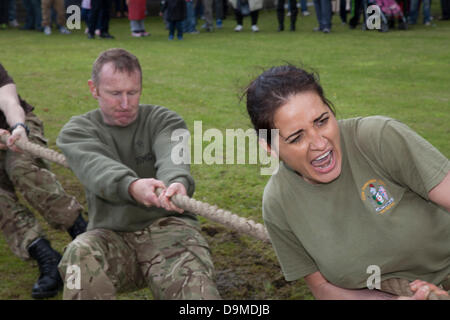 British Military female Fitness, équipe Tug of War à Preston, Royaume-Uni, 22 juin 2013. 103e Régiment (volontaires de l'Artillerie du Lancashire) Artillerie royale au Preston Military Show à Fulwood Barracks, Preston, Lancashire . Les militaires et les femmes, les cadets et les anciens combattants représentent la Royal Navy, l'Armée de terre et la Royal Air Force de tout le Nord-Ouest : Cheshire, Cumbria, Lancashire, Merseyside et le Grand Manchester. Le Preston Military Show est le plus grand spectacle des forces armées dans le nord-ouest de l'Angleterre. Banque D'Images