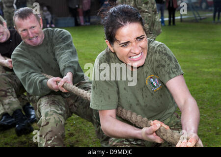 Remise en forme militaire britannique, l'équipe de souque à Preston UK, le 22 juin 2013. 103e (bénévoles) de l'Artillerie du Lancashire Regiment Royal Artillery au Preston Show militaire à la caserne Fulwood, Preston, Lancashire . Hommes et femmes, les cadets et les anciens combattants représentent la Marine royale, l'armée et de la Royal Air Force à partir de toutes les régions du Nord Ouest : Cheshire, Cumbria, Lancashire, Merseyside et Greater Manchester. Le Preston Show militaire est le plus grand affichage par les forces armées dans le nord-ouest de l'Angleterre. Banque D'Images