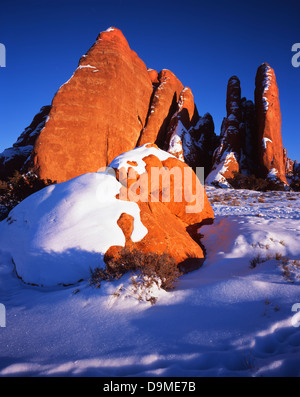 Grès Navajo ailerons sur le coucher du soleil la lumière dans l'hiver à Arches National Park près de Moab, Utah Banque D'Images