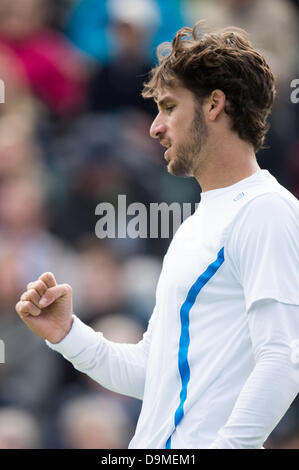 Eastbourne, Royaume-Uni - 22 juin 2013. Feliciano Lopez de l'Espagne célèbre dans sa finale contre Gilles Simon de France. Feliciano Lopez a remporté le match 7-6, 6-7, 6-0. Crédit : Mike French/Alamy Live News Banque D'Images