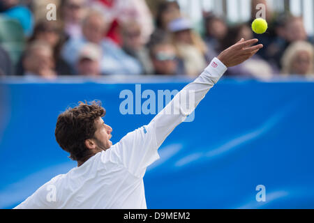 Eastbourne, Royaume-Uni - 22 juin 2013. De Feliciano Lopez Espagne sert dans sa finale contre Gilles Simon de France. Feliciano Lopez a remporté le match 7-6, 6-7, 6-0. Crédit : Mike French/Alamy Live News Banque D'Images