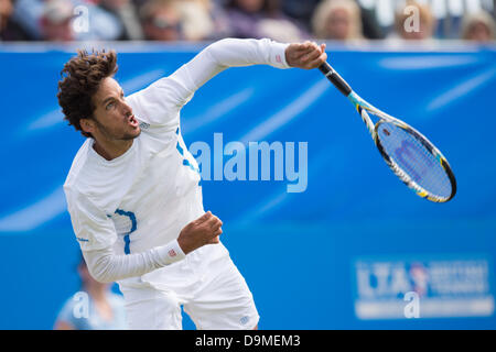 Eastbourne, Royaume-Uni - 22 juin 2013. De Feliciano Lopez Espagne sert dans sa finale contre Gilles Simon de France. Feliciano Lopez a remporté le match 7-6, 6-7, 6-0. Crédit : Mike French/Alamy Live News Banque D'Images