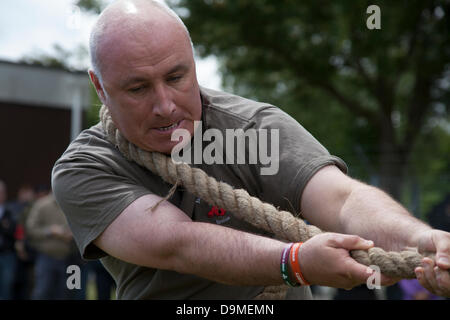 British Military Fitness, équipe Tug of War à Preston, Royaume-Uni, 22 juin 2013.103rd (volontaires de l'Artillerie du Lancashire) Régiment de l'Artillerie royale au Preston Military Show à Fulwood Barracks, Preston, Lancashire .Les militaires, les cadets et les anciens combattants représentent la Royal Navy, l'Armée de terre et la Royal Air Force de tout le Nord-Ouest : Cheshire, Cumbria, Lancashire, Merseyside et le Grand Manchester.Le Preston Military Show est le plus grand spectacle des forces armées dans le nord-ouest de l'Angleterre. Banque D'Images