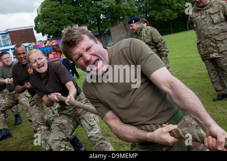 Remise en forme militaire britannique, l'équipe de souque à Preston UK, le 22 juin 2013. 103e (bénévoles) de l'Artillerie du Lancashire Regiment Royal Artillery au Preston Show militaire à la caserne Fulwood, Preston, Lancashire . Hommes et femmes, les cadets et les anciens combattants représentent la Marine royale, l'armée et de la Royal Air Force à partir de toutes les régions du Nord Ouest : Cheshire, Cumbria, Lancashire, Merseyside et Greater Manchester. Le Preston Show militaire est le plus grand affichage par les forces armées dans le nord-ouest de l'Angleterre. Banque D'Images