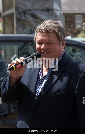 Preston, Royaume-Uni 22 juin 2013. Ted Robbins acteur, animateur de télévision et journaliste radio à la Preston Show militaire à la caserne Fulwood, Preston, Lancashire . Hommes et femmes, les cadets et les anciens combattants représentent la Marine royale, l'armée et de la Royal Air Force à partir de toutes les régions du Nord Ouest : Cheshire, Cumbria, Lancashire, Merseyside et Greater Manchester. Le Preston Show militaire est le plus grand affichage par les forces armées dans le nord-ouest de l'Angleterre. Credit : Mar Photographics/Alamy Live News Banque D'Images