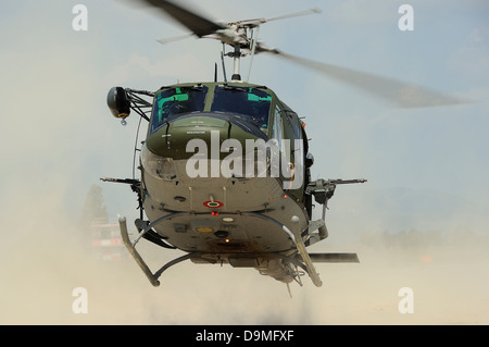 9 mai 2013 - Un Agusta Bell AB 212 de l'Armée de l'air italienne l'atterrissage pour la récupération du personnel, Grazzanise, Italie. Banque D'Images