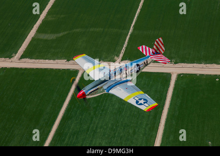 TP-51C Mustang en vol au dessus de l'Arizona. Banque D'Images