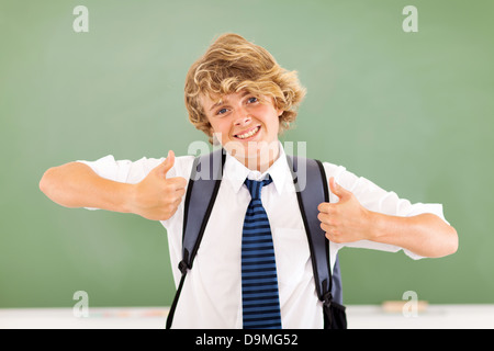 Bon à la jeune adolescent Thumbs up in classroom Banque D'Images