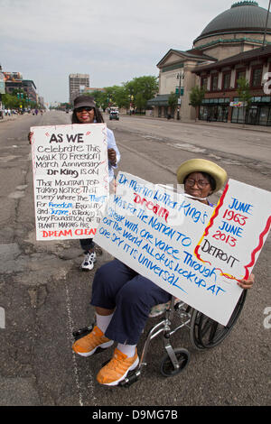 Detroit, Michigan - 22 juin 2013 - Des milliers des droits civils, du travail, et d'activistes communautaires commémoration du 50e anniversaire de Dr. Martin Luther King Jr.'s 'à pied à la liberté' par une marche qui a suivi le même itinéraire vers le bas de l'avenue Woodward. En 1963 manifestation, le Dr King a présenté son 'J'ai fait un rêve" discours qu'il a prononcé deux mois plus tard à la Marche sur Washington. Crédit : Jim West/Alamy Live News Banque D'Images