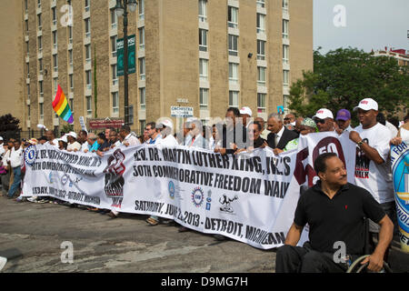 Detroit, Michigan - 22 juin 2013 - Des milliers des droits civils, du travail, et d'activistes communautaires commémoration du 50e anniversaire de Dr. Martin Luther King Jr.'s 'à pied à la liberté' par une marche qui a suivi le même itinéraire vers le bas de l'avenue Woodward. En 1963 manifestation, le Dr King a présenté son 'J'ai fait un rêve" discours qu'il a prononcé deux mois plus tard à la Marche sur Washington. Crédit : Jim West/Alamy Live News Banque D'Images