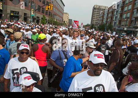 Detroit, Michigan - 22 juin 2013 - Des milliers des droits civils, du travail, et d'activistes communautaires commémoration du 50e anniversaire de Dr. Martin Luther King Jr.'s 'à pied à la liberté' par une marche qui a suivi le même itinéraire vers le bas de l'avenue Woodward. En 1963 manifestation, le Dr King a présenté son 'J'ai fait un rêve" discours qu'il a prononcé deux mois plus tard à la Marche sur Washington. Crédit : Jim West/Alamy Live News Banque D'Images