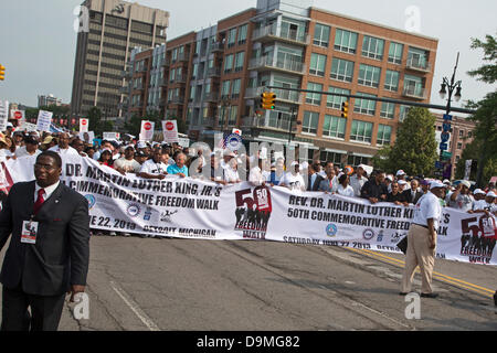 Detroit, Michigan - 22 juin 2013 - Des milliers des droits civils, du travail, et d'activistes communautaires commémoration du 50e anniversaire de Dr. Martin Luther King Jr.'s 'à pied à la liberté' par une marche qui a suivi le même itinéraire vers le bas de l'avenue Woodward. En 1963 manifestation, le Dr King a présenté son 'J'ai fait un rêve" discours qu'il a prononcé deux mois plus tard à la Marche sur Washington. Crédit : Jim West/Alamy Live News Banque D'Images