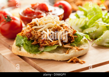 Pain fait maison avec de la viande Taco Mexicain, laitue, fromage et salsa Banque D'Images