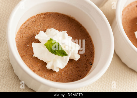 Gastronomique riche Dessert Mousse au chocolat maison avec crème fouettée Banque D'Images