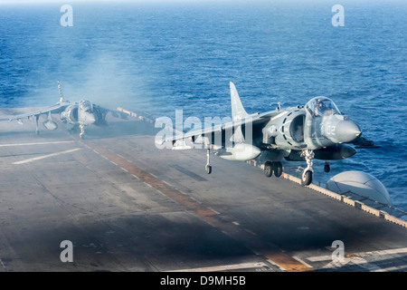 US Marine Corps AV-8B Harrier avions effectue un décollage vertical depuis la cabine de pilotage du navire d'assaut amphibie USS Bonhomme Richard 21 juin 2013 dans la mer de Chine orientale. Banque D'Images