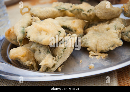 Poêlée de légumes, comme les courgettes ou les aubergines dans la pâte farine de pois chiche. Banque D'Images