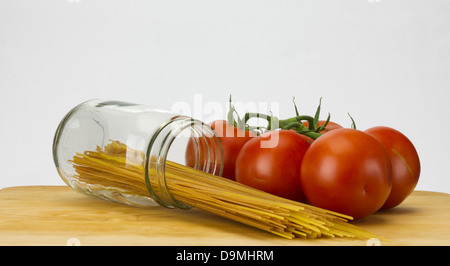 Tomates fraîches et spaghetti de blé entier en pot Mason Banque D'Images