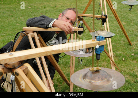 Jony Easterby artiste fait des ajustements à sa pièce, 'Rol mo cheval du vent', l'un des neuf wind powered installations sonores qui composent les Forces sonores à la Greenwich Fair 2013 Banque D'Images