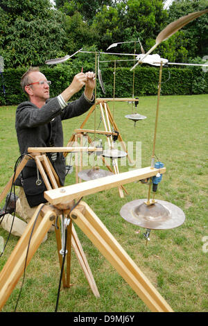 Jony Easterby artiste fait des ajustements à sa pièce, 'Rol mo cheval du vent', l'un des neuf wind powered installations sonores qui composent les Forces sonores à la Greenwich Fair 2013 Banque D'Images