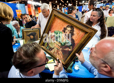 Anaheim, CA, US - 22 juin 2013 - L'art est évalué au cours de la 'Antiquités Roadshow' 2013 Tournée d'été s'arrêtent à l'Anaheim Convention Center. Maintenant dans sa 17e saison, 'Antiquités Roadshow' attire près de 10 millions de téléspectateurs chaque semaine.(Image Crédit : Crédit : Brian Cahn/ZUMAPRESS.com/Alamy Live News) Banque D'Images