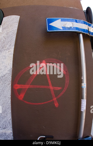 Signe de l'anarchie graffiti sur un mur à Milan, Italie Banque D'Images