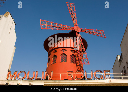 Le moulin à vent au-dessus du Moulin Rouge à Paris, France Banque D'Images
