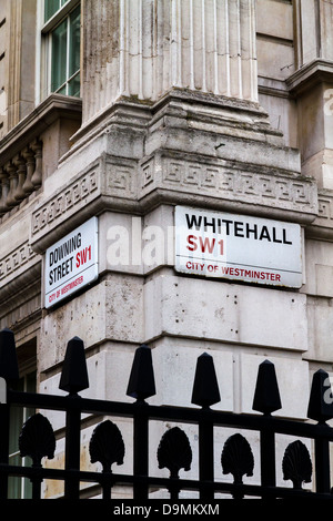 Les plaques de rue à l'angle de Downing Street et Whitehall, Westminster, London, UK Banque D'Images