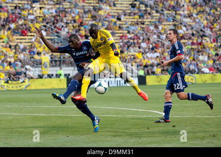 22 juin 2013 - Columbus, OH, USA - 22 juin 2013 : Columbus Crew Dominic Oduro (11) tente de jouer à la balle en l'air contre Chicago Fire Bakary Soumare (4) au cours de la Major League Soccer match entre les Chicago Fire et les Columbus Crew de Columbus Crew Stadium à Columbus, OH Banque D'Images