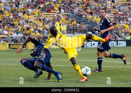 22 juin 2013 - Columbus, OH, USA - 22 juin 2013 : Columbus Crew Dominic Oduro (11) collision en l'air avec Chicago Fire Bakary Soumare (4) au cours de la Major League Soccer match entre les Chicago Fire et les Columbus Crew de Columbus Crew Stadium à Columbus, OH Banque D'Images