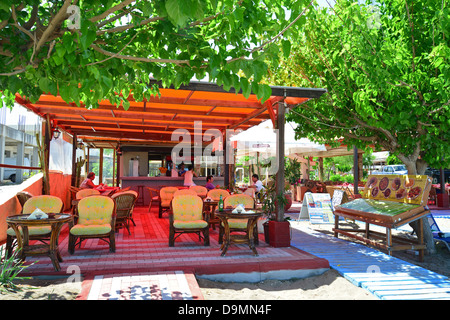 Beach bar sur la plage de Faliraki, Faliraki, Rhodes (Rodos), du Dodécanèse, Grèce, région sud de la Mer Egée Banque D'Images