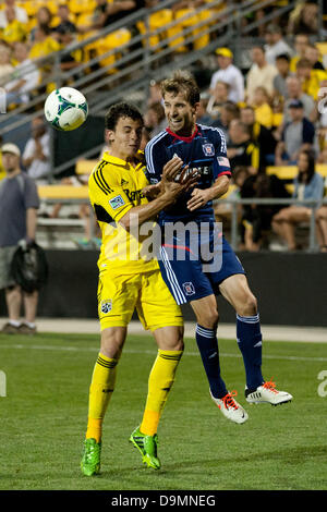 22 juin 2013 - Columbus, OH, USA - 22 juin 2013 : Chicago Fire Mike Magee (9) chefs la balle passé Columbus Crew Bernardo Anor (7) au cours de la Major League Soccer match entre les Chicago Fire et les Columbus Crew de Columbus Crew Stadium à Columbus, OH. Le Chicago Fire a gagné 2-1. Banque D'Images