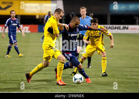 22 juin 2013 - Columbus, OH, USA - 22 juin 2013 : Chicago Fire Maicon Santos (29) s'emmêle avec Columbus Crew Josh Williams (3) au cours de la Major League Soccer match entre les Chicago Fire et les Columbus Crew de Columbus Crew Stadium à Columbus, OH. Le Chicago Fire a gagné 2-1. Banque D'Images