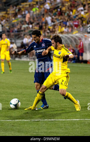 22 juin 2013 - Columbus, OH, USA - 22 juin 2013 : Chicago Fire Dilly Duka (8) cherche à se déplacer après Columbus Crew Tchad Maintiensur (21) au cours de la Major League Soccer match entre les Chicago Fire et les Columbus Crew de Columbus Crew Stadium à Columbus, OH. Le Chicago Fire a gagné 2-1. Banque D'Images