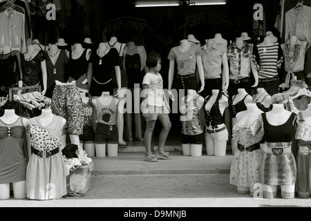 SAINAMYEN ROAD, Patong, Phuket, Thailand 21 MAI 2012 : Promenades dans entre les rangées de mannequins présenter des vêtements Banque D'Images