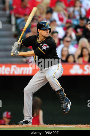 22 juin 2013 Anaheim, CA.L'arrêt-court des Pirates de Pittsburgh, Jordy Mercer # 10 au bâton en ligue majeure de baseball pendant les match entre les Pirates de Pittsburgh et les Los Angeles Angels à Anaheim Stadium à Anaheim, en Californie..Louis Lopez/CSM Banque D'Images