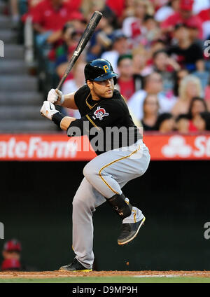 22 juin 2013 Anaheim, CA.Pittsburgh Pirates catcher Russell Martin # 55 au bâton en ligue majeure de baseball pendant les match entre les Pirates de Pittsburgh et les Los Angeles Angels à Anaheim Stadium à Anaheim, en Californie..Louis Lopez/CSM Banque D'Images