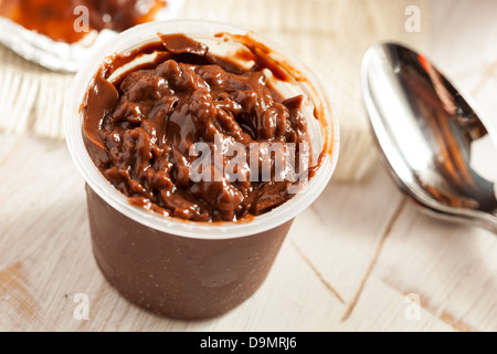 Pudding au chocolat Snack Pack Cup contre un arrière-plan Banque D'Images